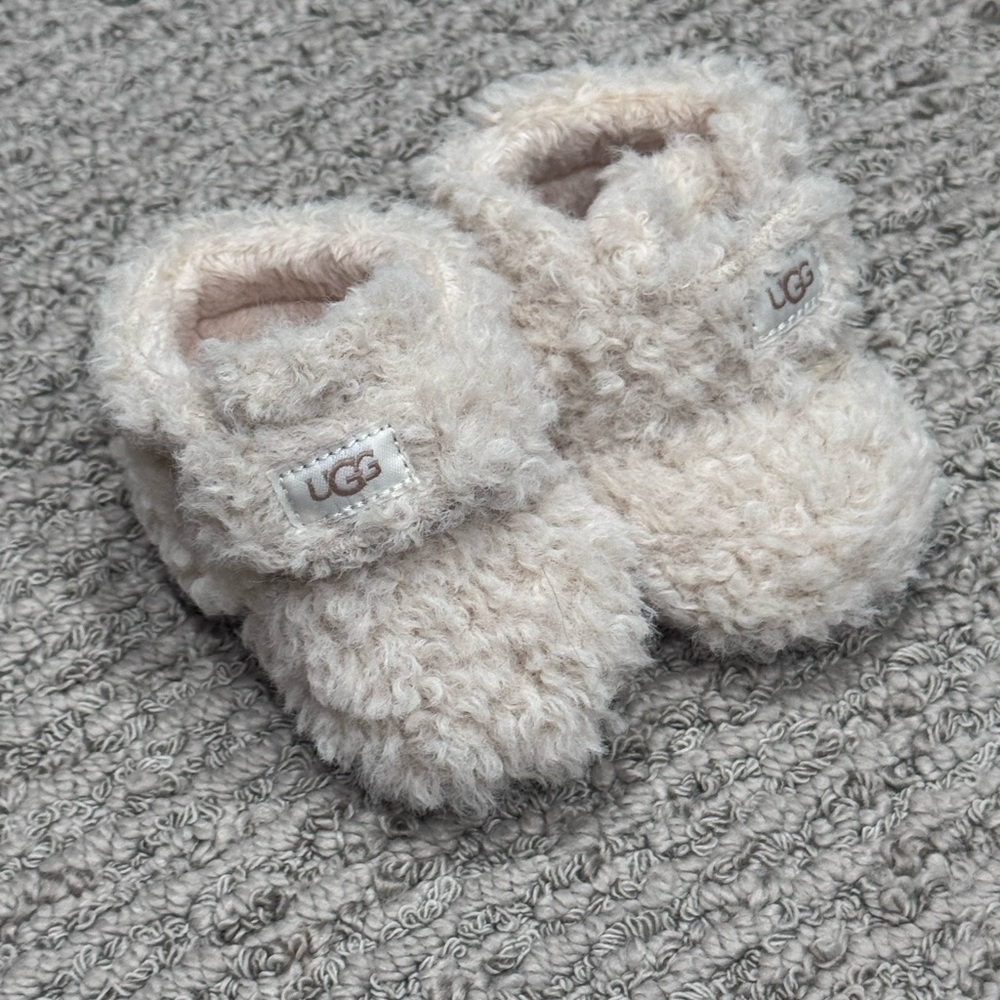 ☃️UGG Cream Fuzzy Baby Shoes☃️
